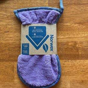 New-Norwex dusting mitt in purple. Attracts and holds dust like a magnet.